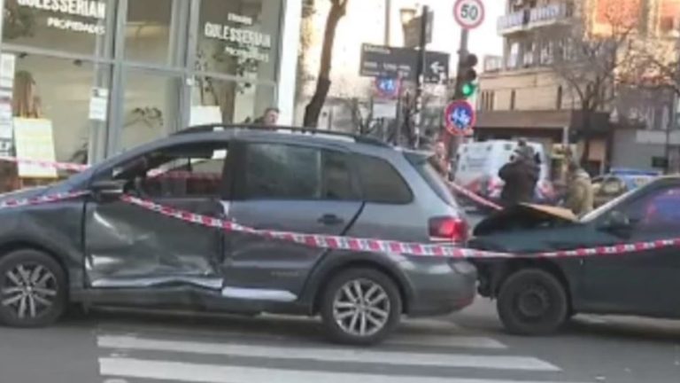 Lee más sobre el artículo Una ambulancia iba a atender heridos, cruzó en rojo y mató a un motociclista
