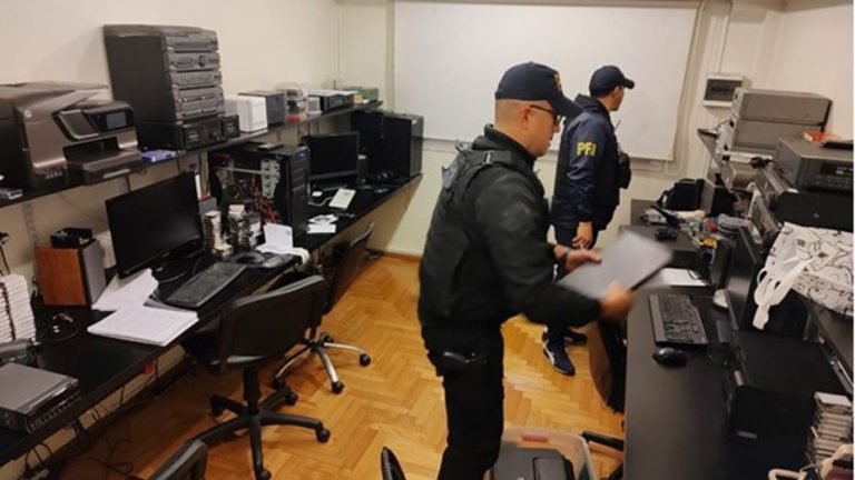 Lee más sobre el artículo Diecinueve detenidos en 50 allanamientos contra una secta acusada de trata y otros delitos