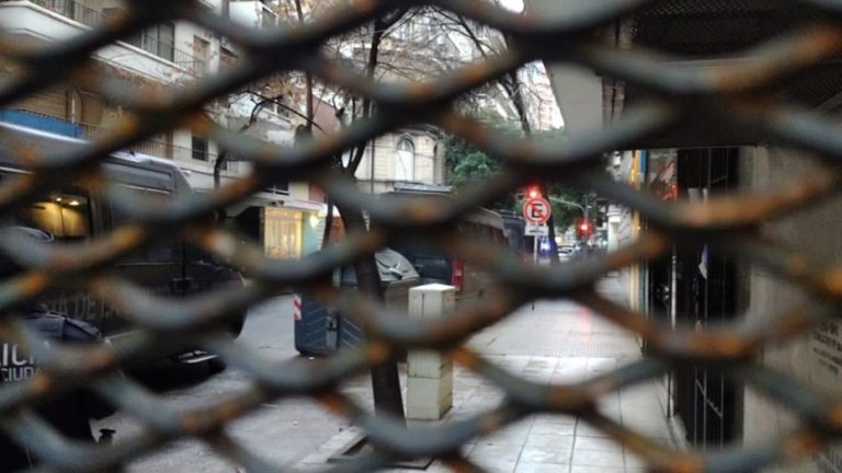 Lee más sobre el artículo El gobierno porteño dispuso un vallado perimetral en la casa de Cristina