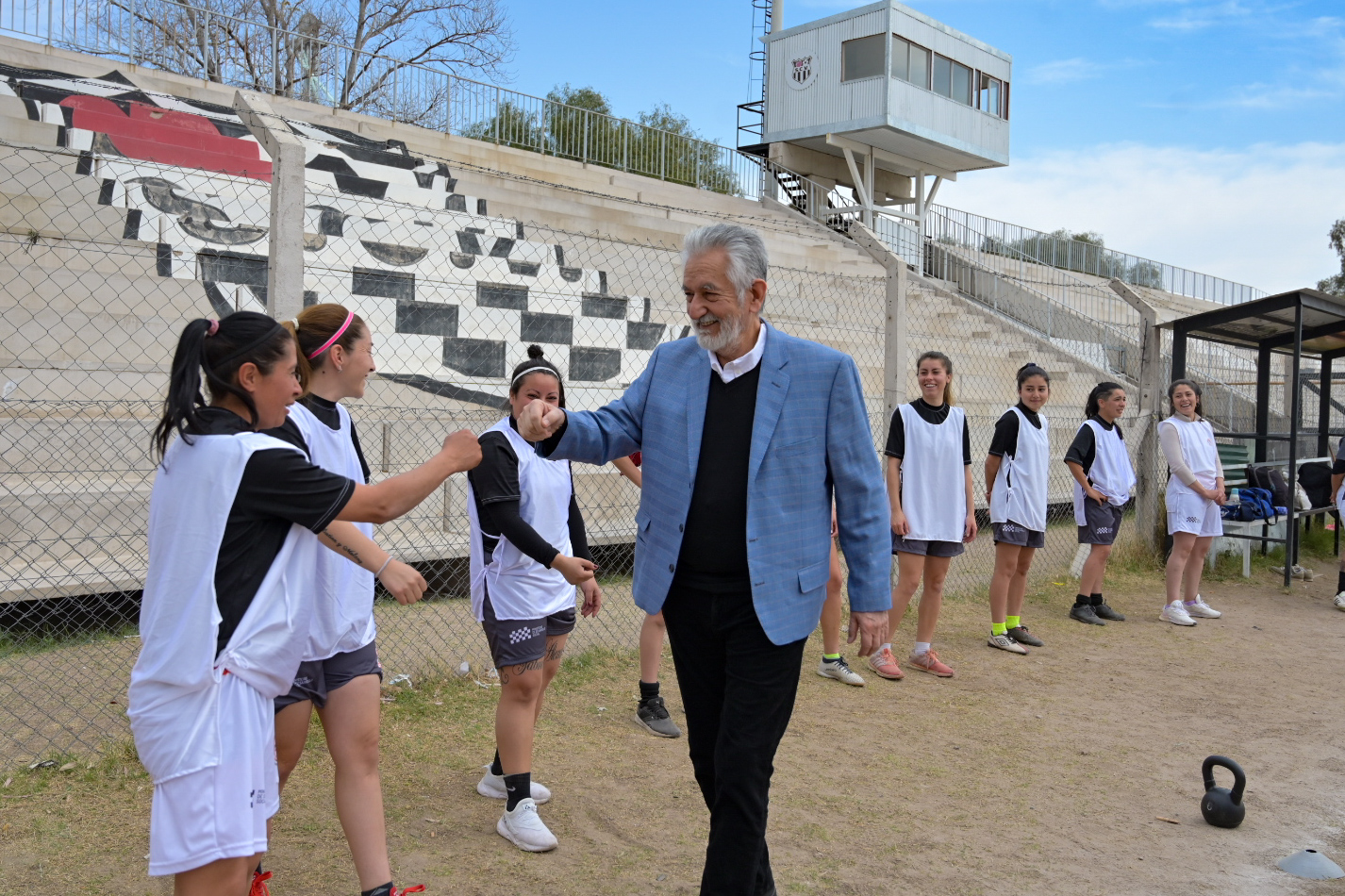 Read more about the article El gobernador compartió un entrenamiento con las jugadoras del femenino del Club Desarrollo Social