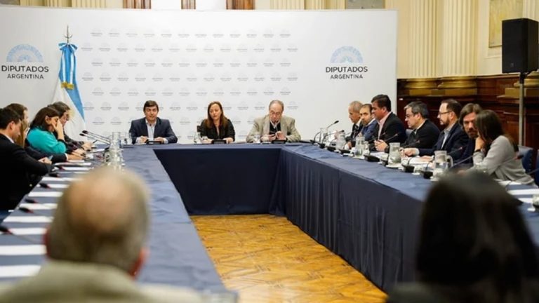 Lee más sobre el artículo El Gobierno proyecta más recortes de gastos en Educación, Salud y Transporte