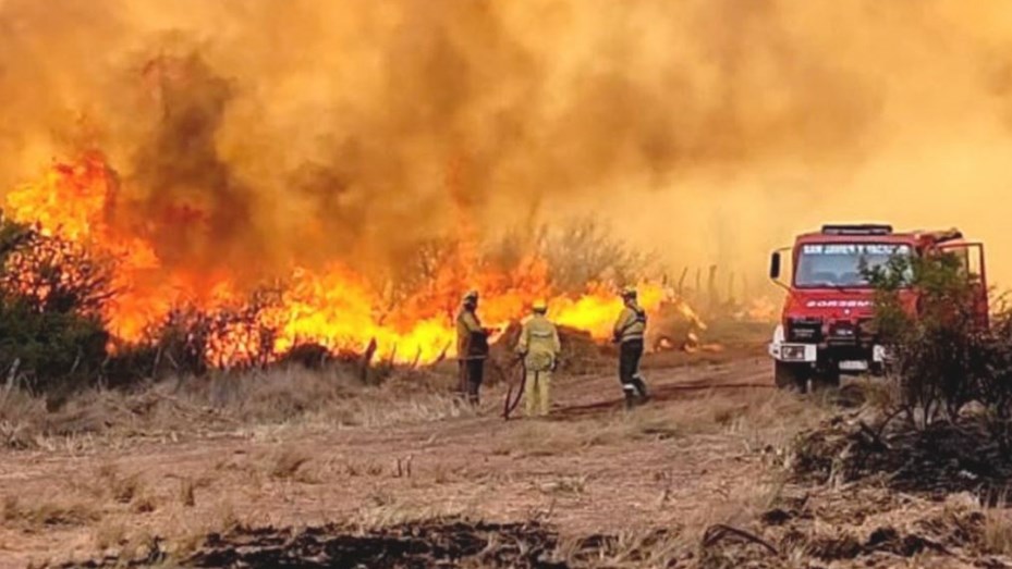 Read more about the article Un nuevo foco de incendio preocupa a Córdoba: el fuego arrasa y el clima no ayuda a los bomberos
