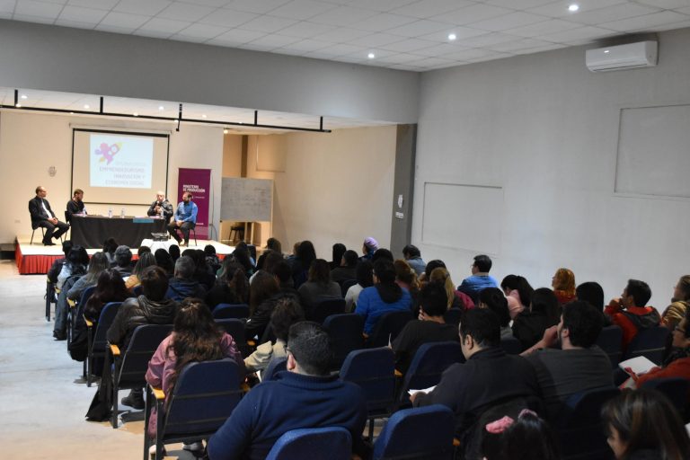 Lee más sobre el artículo La Diplomatura en Emprendedurismo convocó a más de 90 personas en la primera clase presencial en la ciudad