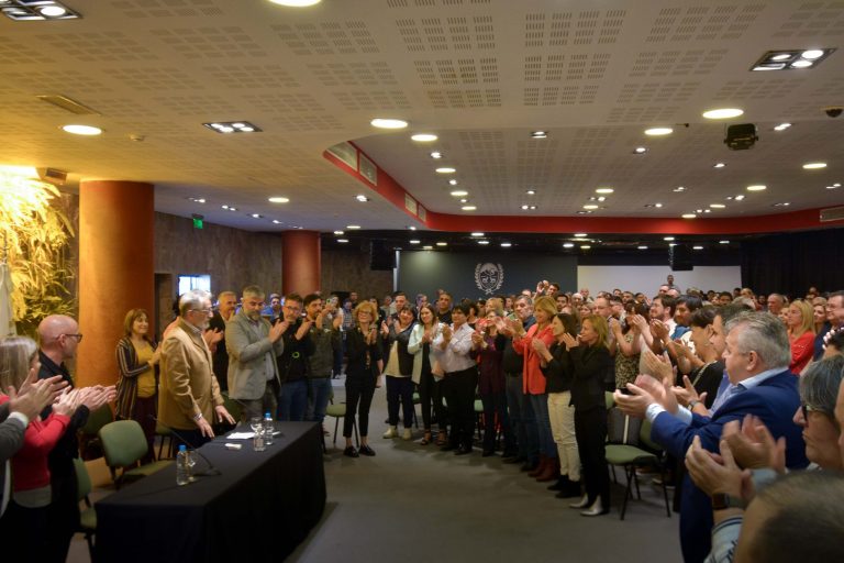 Lee más sobre el artículo El gobernador anunció un nuevo aumento salarial: 18% para octubre y 13% para diciembre