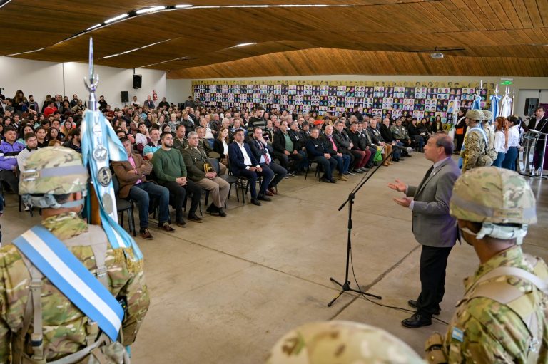 Lee más sobre el artículo En un emotivo acto, homenajearon a más de 140 veteranos y veteranas de Malvinas