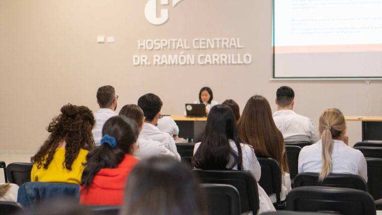 Lee más sobre el artículo Capacitan a profesionales en el manejo multidisciplinario de la pancreatitis aguda y sus complicaciones