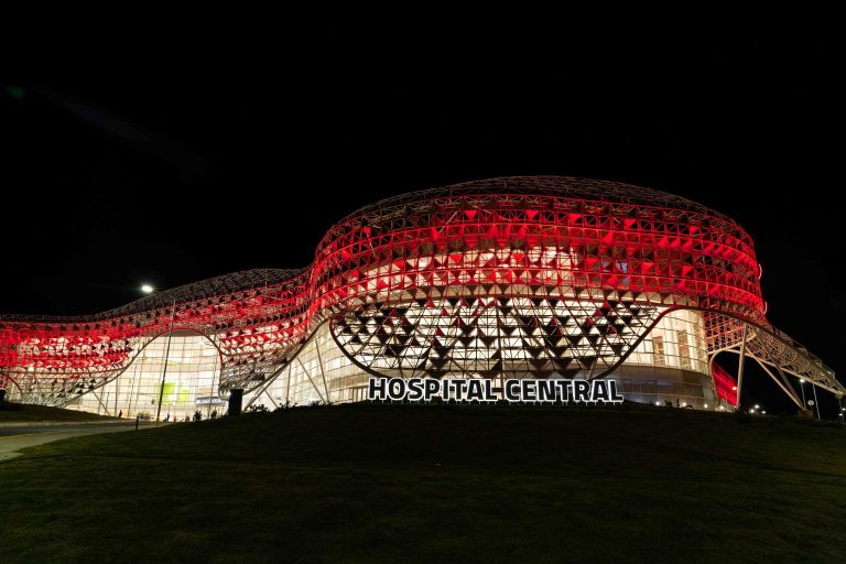 Lee más sobre el artículo El Hospital Central “Dr. Ramón Carrillo” se iluminó de rojo en conmemoración del Día Internacional de la Lucha contra la Poliomielitis
