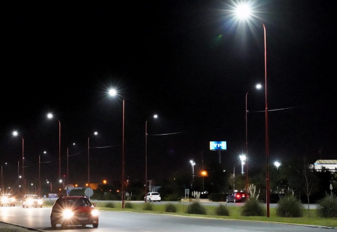 Read more about the article Recambian y colocan nuevas luminarias en la Autopista Serranías Puntanas