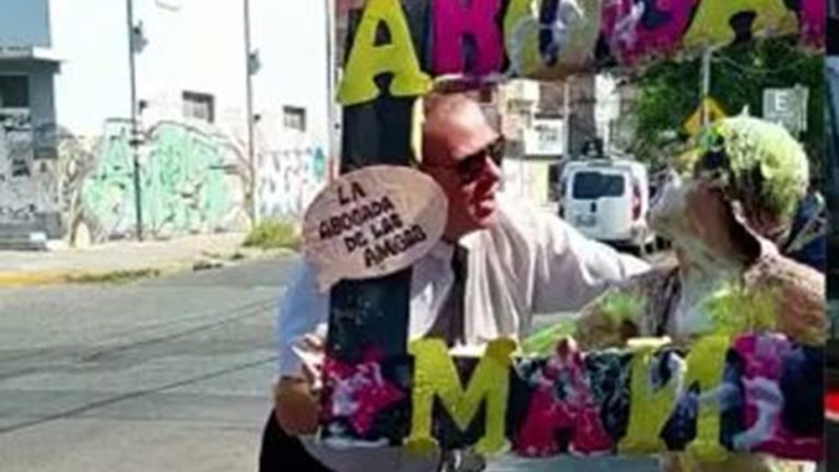 Lee más sobre el artículo Se recibió de abogada y festejó con el chofer de colectivo que la acompañó durante toda la carrera