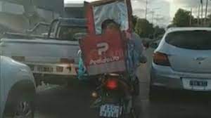 Read more about the article “No tengo con quién dejarlo”: Un repartidor lleva a su hijo en la caja de delivery de su moto