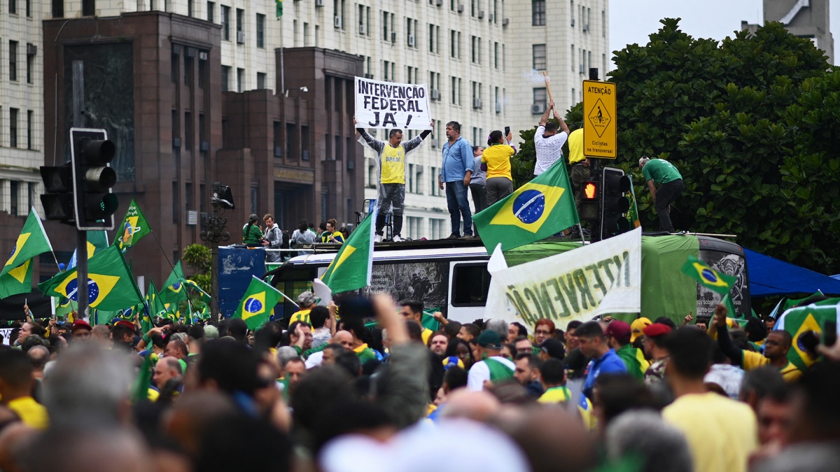 Read more about the article Bolsonaristas fueron a los cuarteles a pedir un golpe pero el Presidente pidió desbloquear las rutas