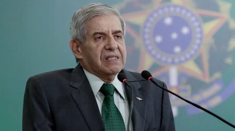 Lee más sobre el artículo El ministro de Bolsonaro Augusto Heleno lamentó que Lula tenga buena salud