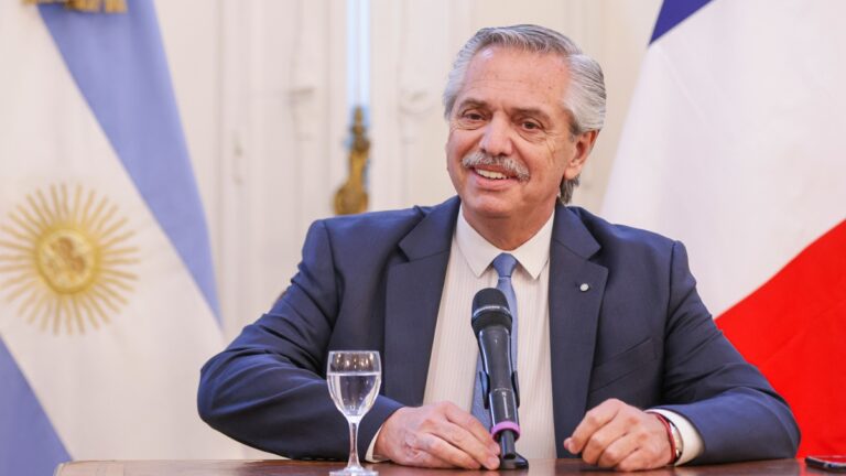 Lee más sobre el artículo Alberto Fernández se someterá a una endoscopía tras la gastritis erosiva que padeció en Bali
