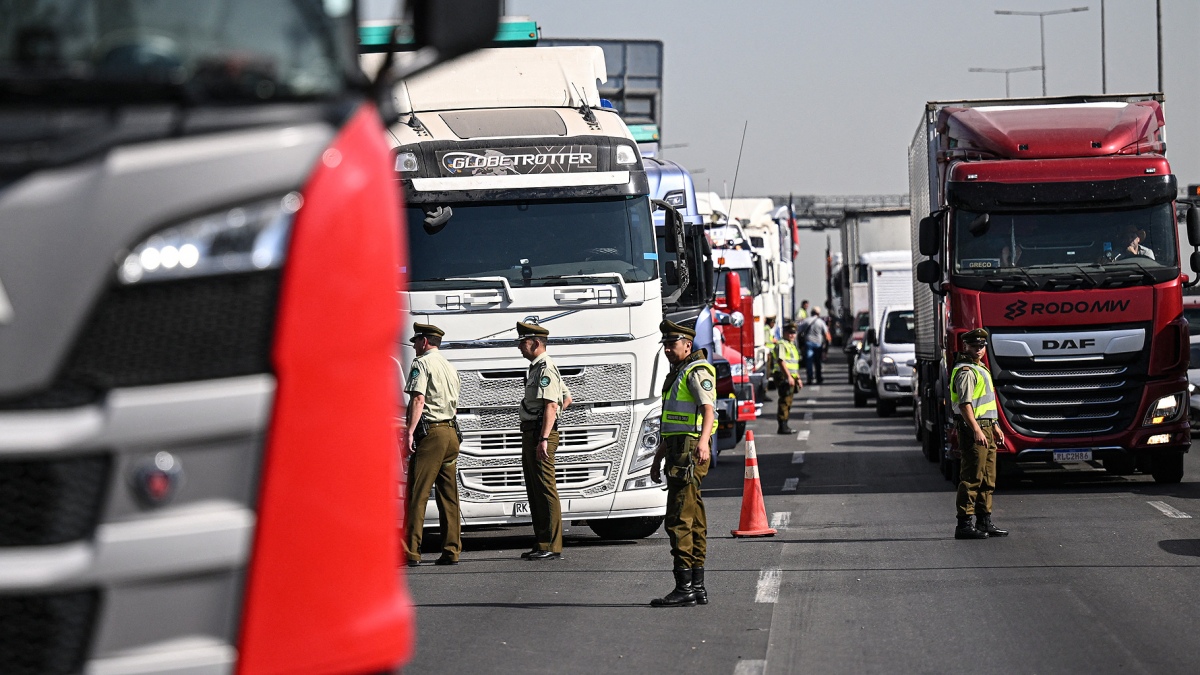 Read more about the article El paro de camioneros en Chile afecta el abastecimiento