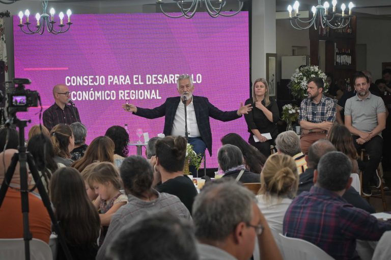 Lee más sobre el artículo El gobernador se reunió con vecinos para impulsar el desarrollo económico y productivo de Ayacucho