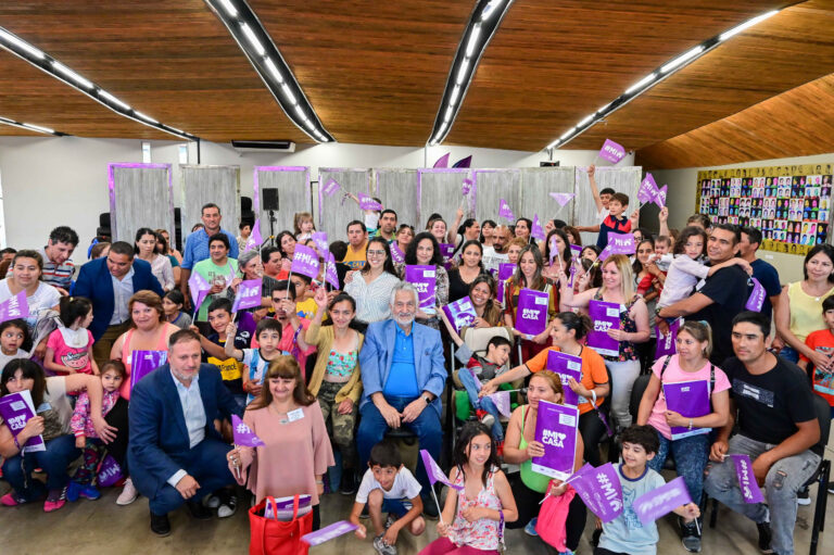 Lee más sobre el artículo El gobernador entregó 35 contratos de adjudicación de viviendas a familias del departamento Chacabuco