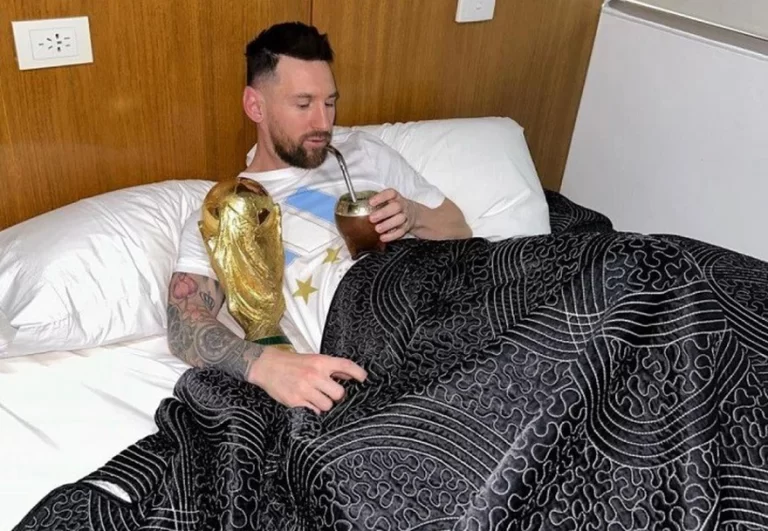 Read more about the article Messi y el mejor despertar: mates en la cama y abrazado a la Copa del Mundo