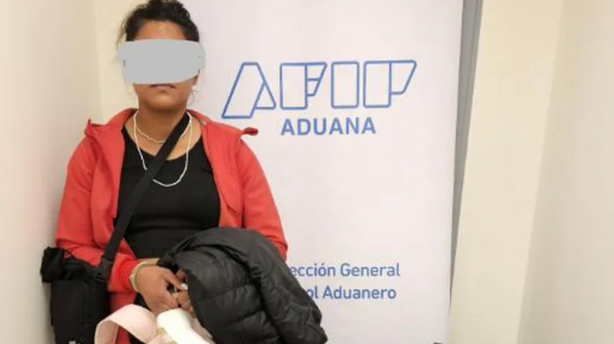 Read more about the article Envían a juicio a una mujer que pretendió traficar cocaína impregnada en pantalones, musculosas y jeans