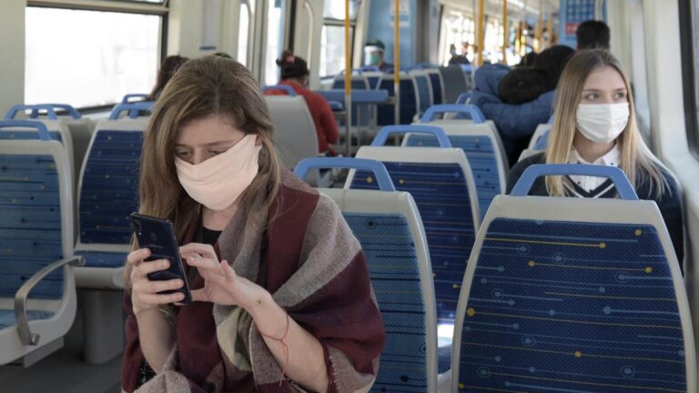 Lee más sobre el artículo Ante la suba de casos, Salud volvió a recomendar el tapaboca en espacios cerrados y en el transporte