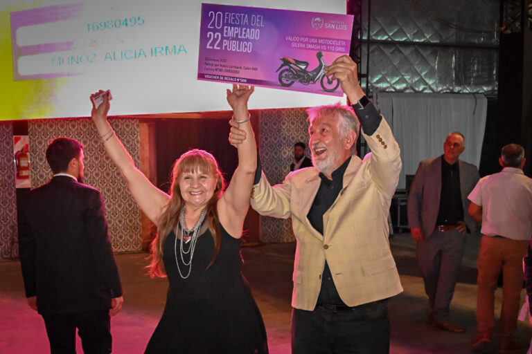 Lee más sobre el artículo En la primera noche de festejo, el gobernador brindó con los empleados públicos