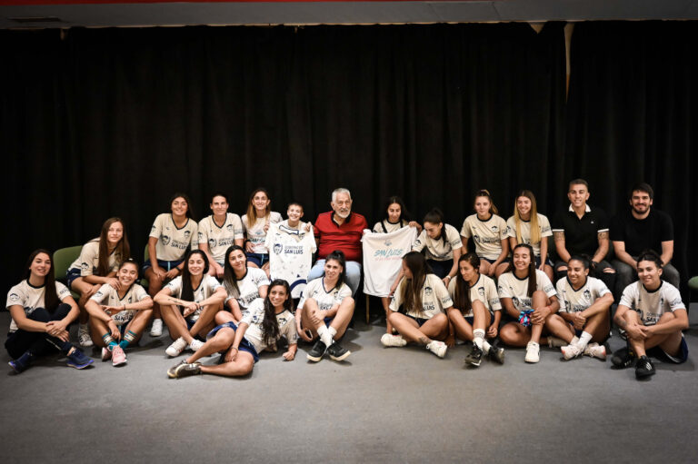 Lee más sobre el artículo El gobernador recibió a las campeonas del San Luis FC