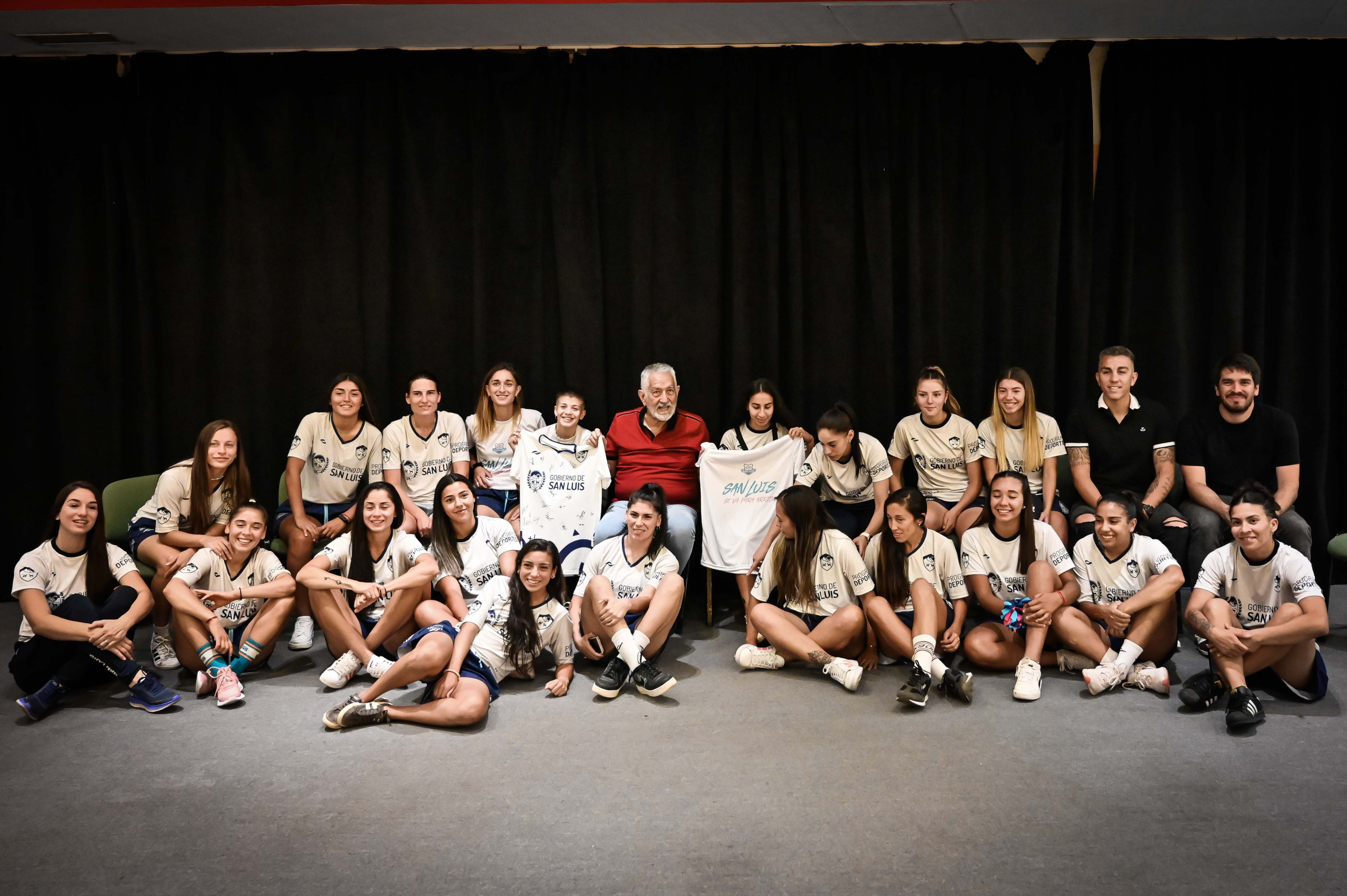 Read more about the article El gobernador recibió a las campeonas del San Luis FC