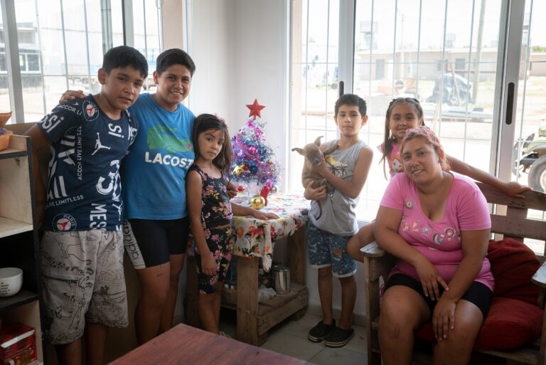 Lee más sobre el artículo La magia de armar por primera vez el árbol de Navidad en la casa propia