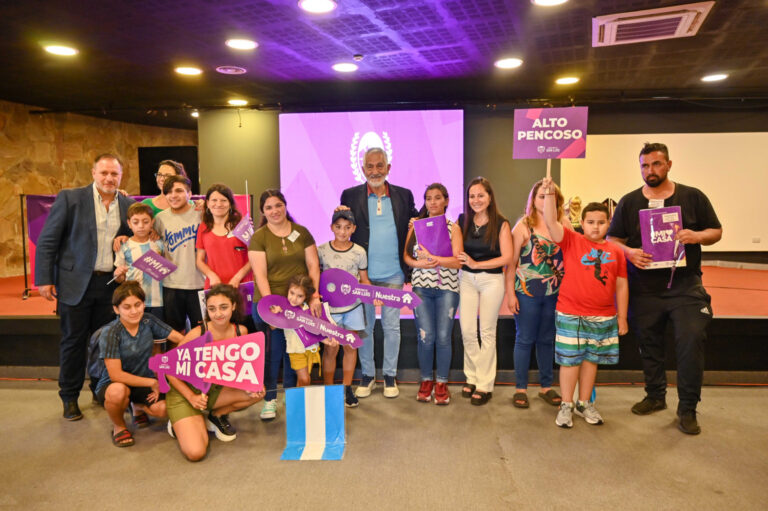 Lee más sobre el artículo Un año nuevo en casa propia: más familias recibieron las llaves de sus nuevos hogares