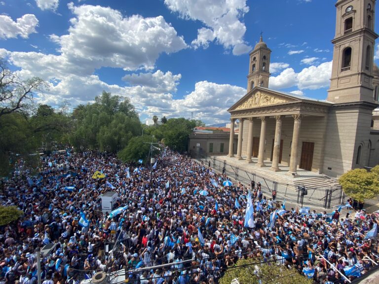 Lee más sobre el artículo San Luis se tiñó de celeste y blanco para festejar la corona argentina