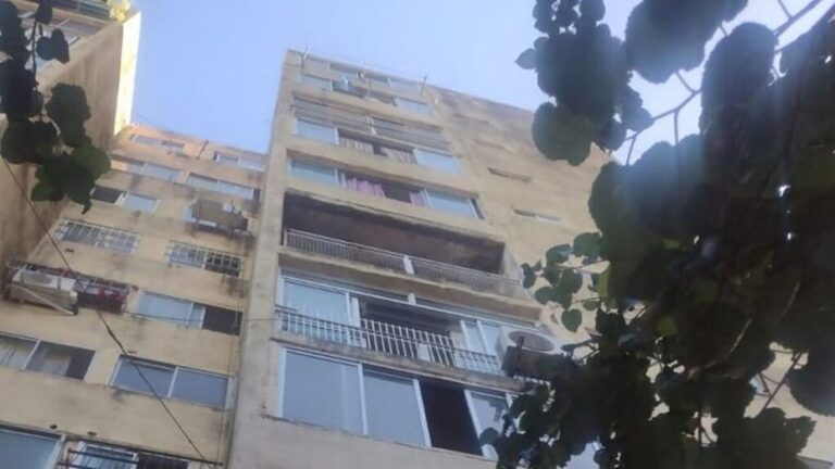Lee más sobre el artículo Dejó solo a su hijo de 5 años, cayó desde el balcón y murió