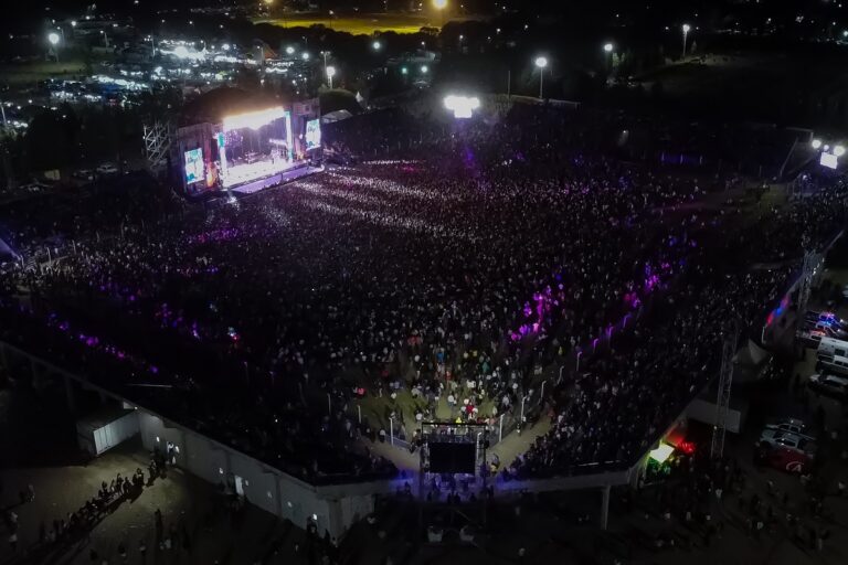 Lee más sobre el artículo El gobernador compartió con más de 50 mil puntanos y turistas la segunda noche del Caldenazo