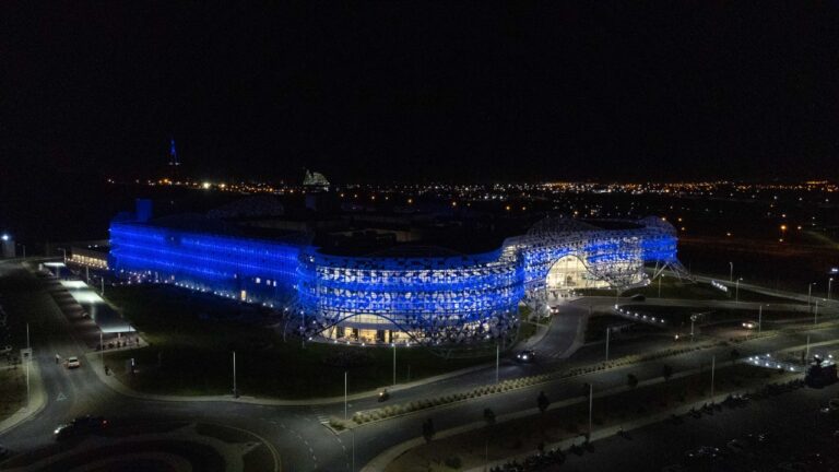 Lee más sobre el artículo El Hospital Central “Dr. Ramón Carrillo” se vistió de azul por el Día del Síndrome de Angelman