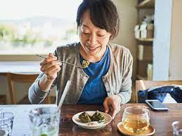Read more about the article En qué consiste el hábito japonés para controlar el peso y vivir más