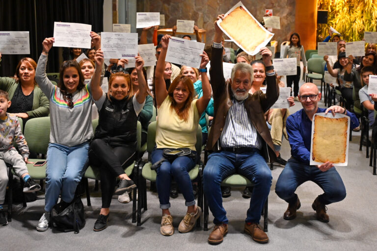 Lee más sobre el artículo El gobernador entregó certificados de capacitación a 460 agentes de la administración pública