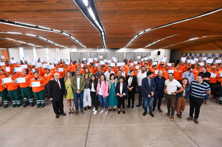 Lee más sobre el artículo Inserción laboral: 150 trabajadores de Inclusión ya son especialistas en forestación