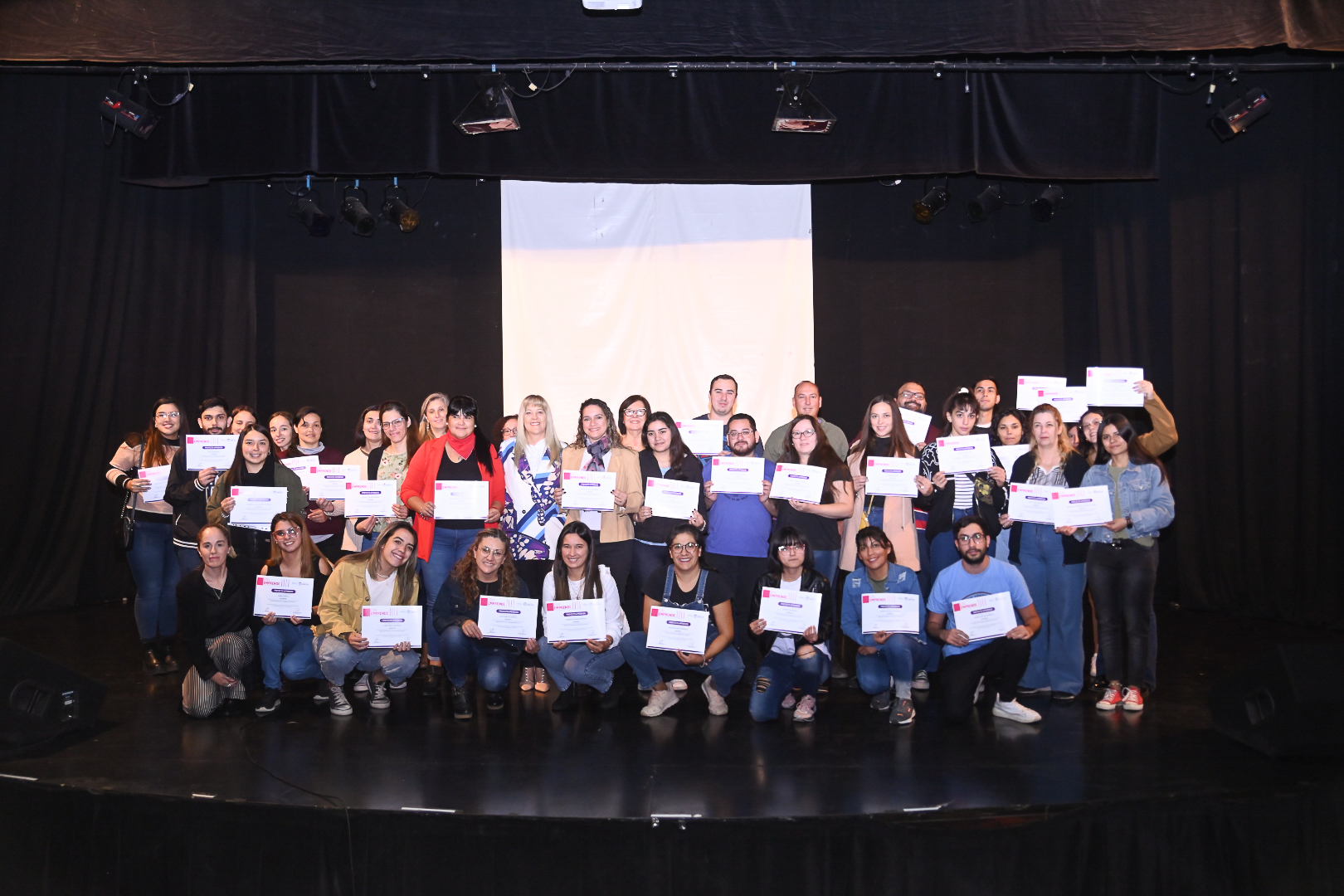 Read more about the article El Gobierno otorgó a 40 futuros docentes sus certificados por proyectos aprobados