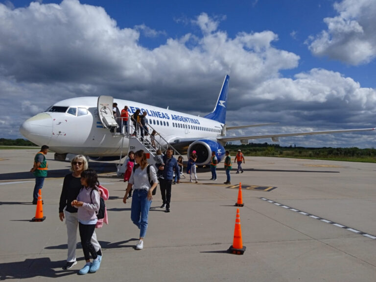 Lee más sobre el artículo Récord de pasajeros en los vuelos de Aerolíneas Argentinas en el Valle del Conlara durante Semana Santa