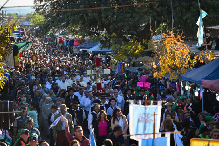 Lee más sobre el artículo Con promesas cumplidas y esperanza, la Villa de la Quebrada vivió su multitudinaria celebración en paz