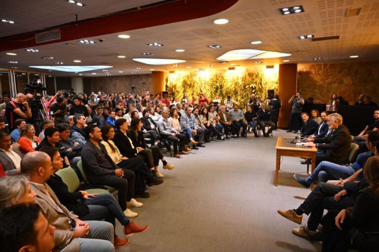 Lee más sobre el artículo El gobernador anunció un nuevo aumento salarial y créditos blandos para la administración pública