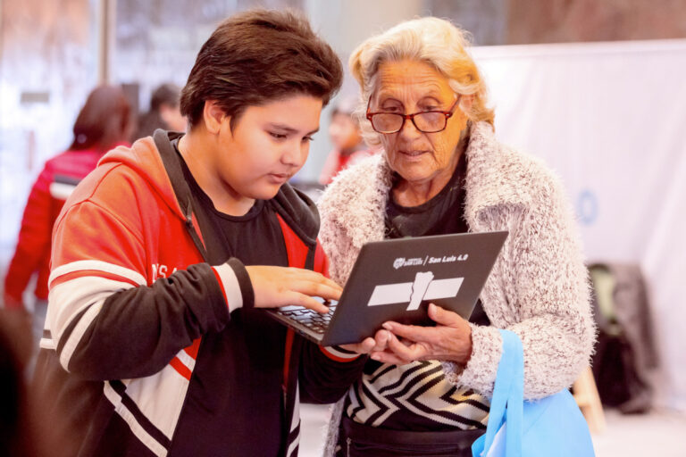 Lee más sobre el artículo Se entregaron 41.690 dispositivos a alumnos y jubilados