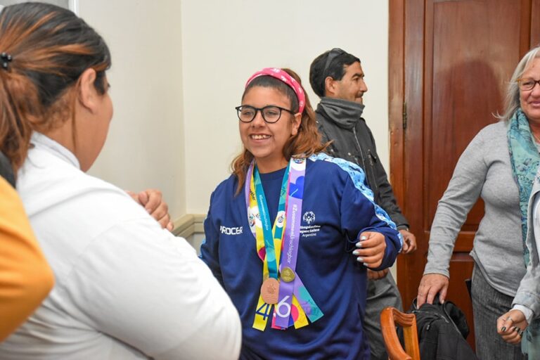 Lee más sobre el artículo El intendente Maximiliano Frontera le dio la bienvenida a Roxana, la joven atleta que brilló en los Juegos Especiales en Berlín