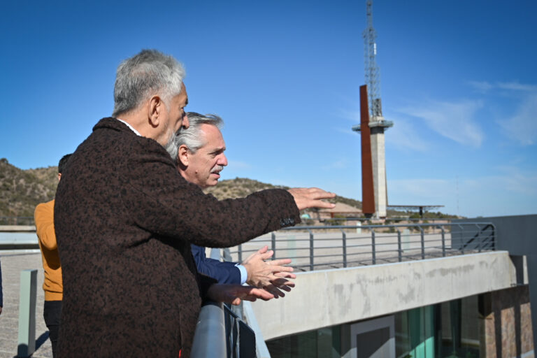 Lee más sobre el artículo El gobernador recibió al presidente de la Nación y recorrieron obras en la ciudad