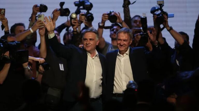 Lee más sobre el artículo Córdoba: Llaryora supera por escaso margen a Juez y se acerca a la Gobernación