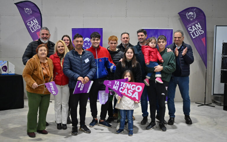 Lee más sobre el artículo Sueño cumplido: 32 familias de Buena Esperanza recibieron su casa propia