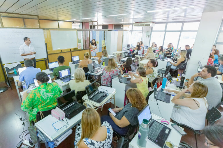 Lee más sobre el artículo Miles de adultos eligen terminar el secundario en las Escuelas Públicas Digitales