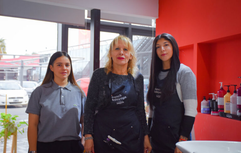 Lee más sobre el artículo Inserción Laboral: beneficiarias de Inclusión se integraron a una peluquería