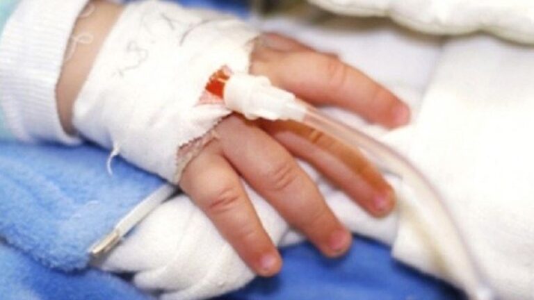 Lee más sobre el artículo Nena de 2 años murió luego de ser golpeada: detuvieron a su madre y al padrastro