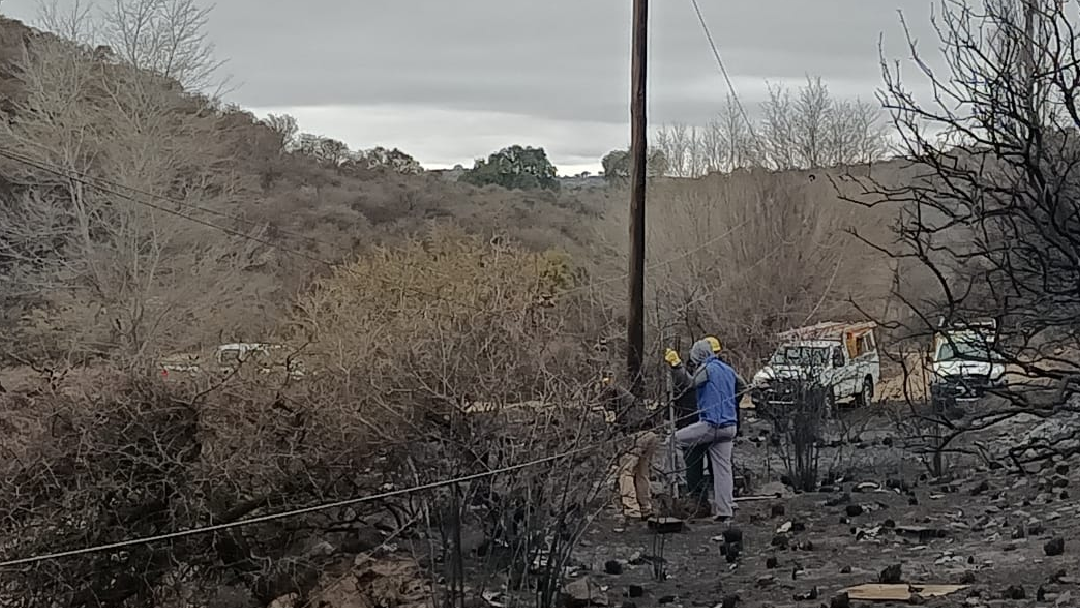 Read more about the article Alrededor de 2000 metros de fibra dañada por los incendios en El Trapiche