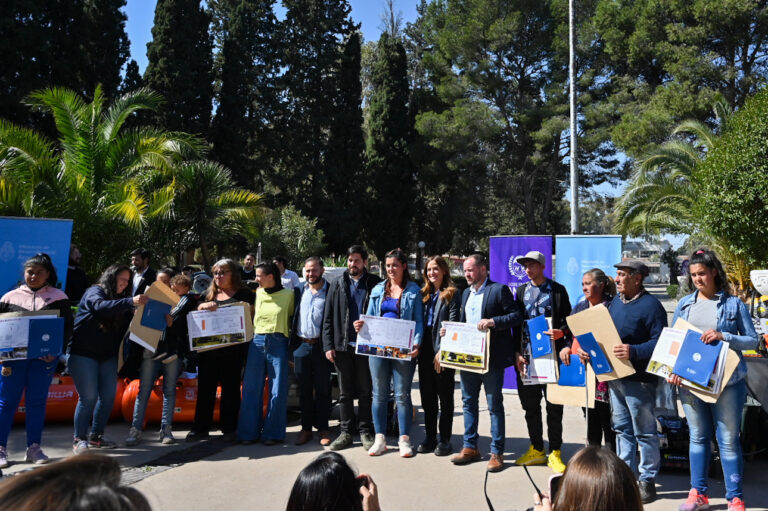 Lee más sobre el artículo Impulso productivo: 29 familias recibieron equipamiento para desarrollar sus emprendimientos