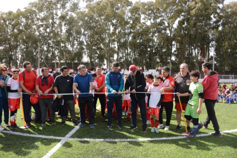 Lee más sobre el artículo Con una gran fiesta, Huracán inauguró su cancha de césped sintético